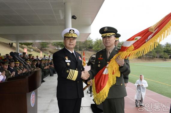 사본 -제32, 33대 해병대사령관 이취임식 (군기를 이양 받고 지휘권을 인수한 제33대 이상훈 사령관 2).jpg