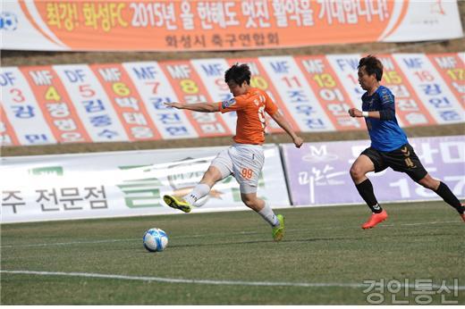 07.화성FC 김형필 선수의 슛 모습.jpg