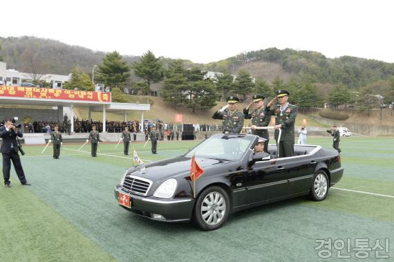 사본 -제32, 33대 해병대사령관 이취임식 (열병 중인 제32, 33대 해병대사령관).jpg