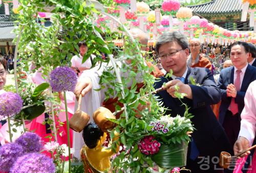 채인석 화성시장 봉축법요식 참석.jpg