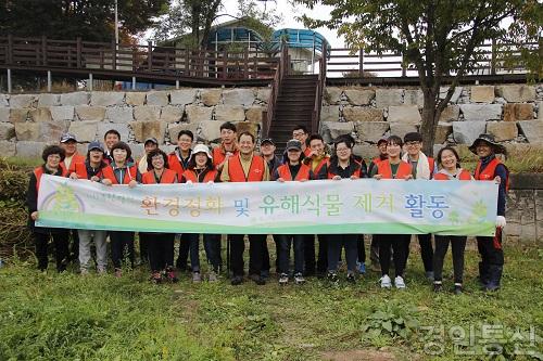 22(사)클린강원 봉사단이 활동을 마치고 기념촬영을 하고 있다..jpg