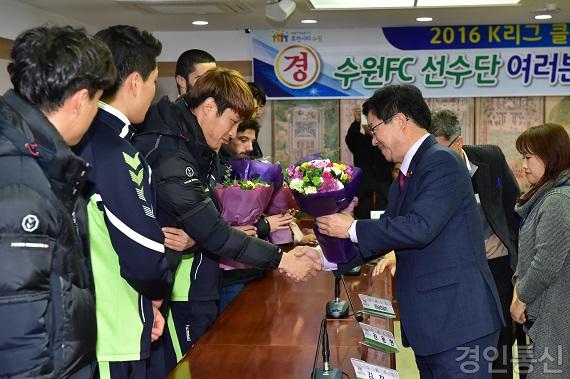 22 수원삼성-수원FC 최초 ‘수원 더비’에 축구팬 열광.jpg