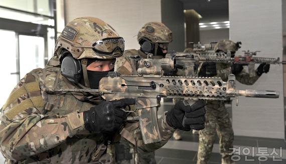 22해군 2함대UDT 대테러팀이 서부발전 건물 로비에서 테러범을 제압하고 남은 테러범을 무력화하기 위해 작전을 펼치고 있다.(사진제공 하사2.jpg