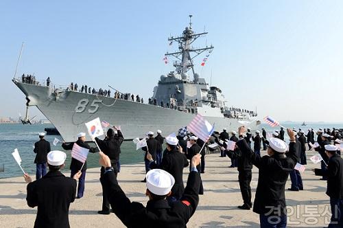 223월 19일(토) 미 이지스 구축함 McCampbell함이 FE훈련 준비와 친선활동을 위해 평택항에 입항하고 있다..jpg