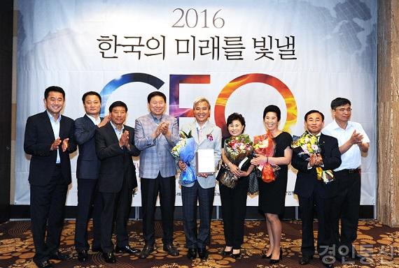 22 한국의미래를 빛낼CEO수상3.jpg