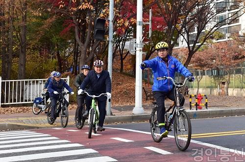 22자전거출근-02(정자동).jpg