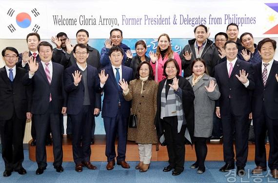 22 정찬민시장 아로요전대통령 팜팡가주지사 루바오시장).jpg