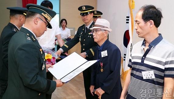 제67주년 6.25전쟁 기념식_강완선 옹 화랑무공훈장 수여 (1).jpg