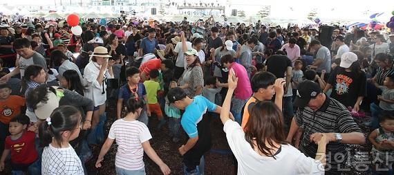 화성송산포도축제 포도밟기 행사.jpg