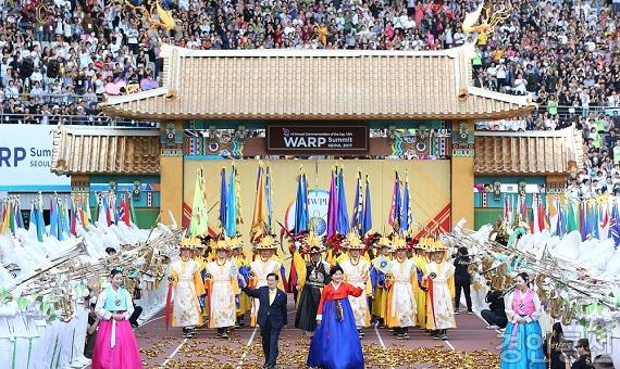 이만희 HWPL 대표와 김남희 IWPG 대표가 행사장에 입장하고 있다.jpg