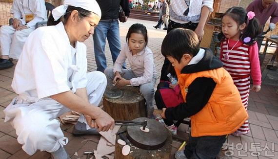 마철축제 철기공방하는 모습.jpg