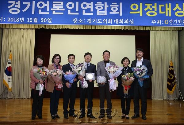 22수원시의회 김정렬, 유재광 의원, 경기언론인연합회 의정대상 수상.jpg