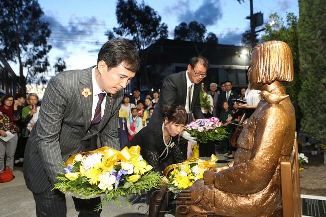 사진1-1. 호주 멜버른에 세워진 평화의 소녀상에 헌화하는 모습. 왼쪽부터 서철모 화성시장. 정미애 화성시 평화의소녀상건립추진위원회장. 조춘제 멜버른 평화의소녀상건립추진위원회장.jpg