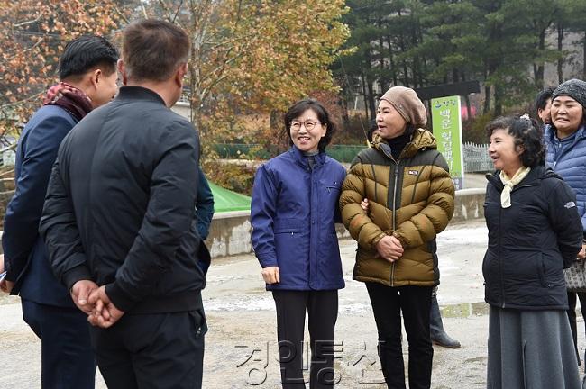 백운계곡에서 지역주민, 포천시 관계자들과 이야기를 나누고 있다2.jpg