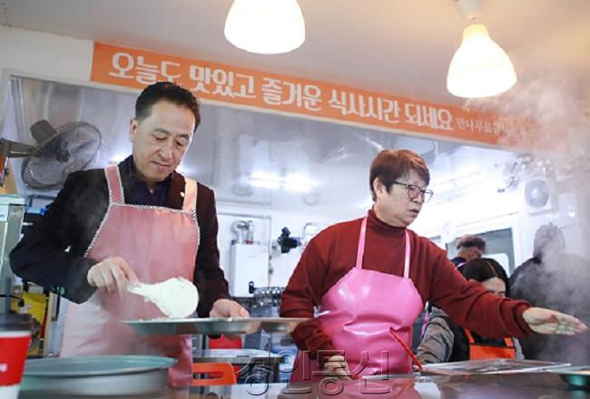 2_화성시의회, 설날 앞두고 이웃사랑 실천_1. 김홍성 의장(급식소 봉사).jpg