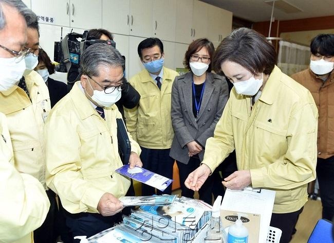 0312 이재정 교육감, 유은혜 부총리와 학교 코로나19 대응 현황 점검 현장 사진.jpg