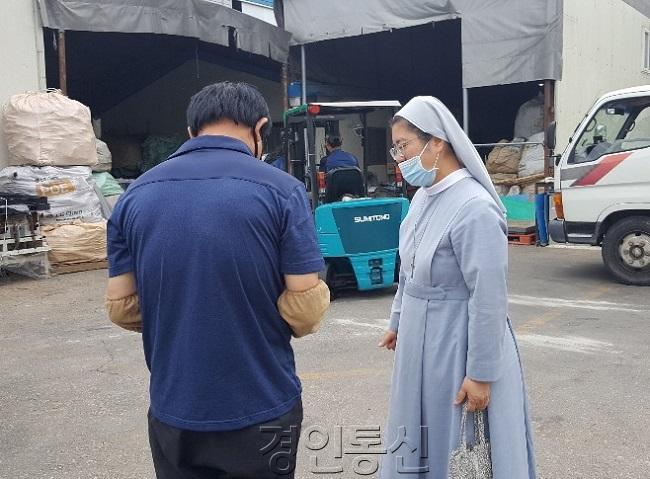 사진4-1. 화성시외국인복지센터가 고용 사업장에 방문해 방역물품 등을 배부하는 모습.jpg