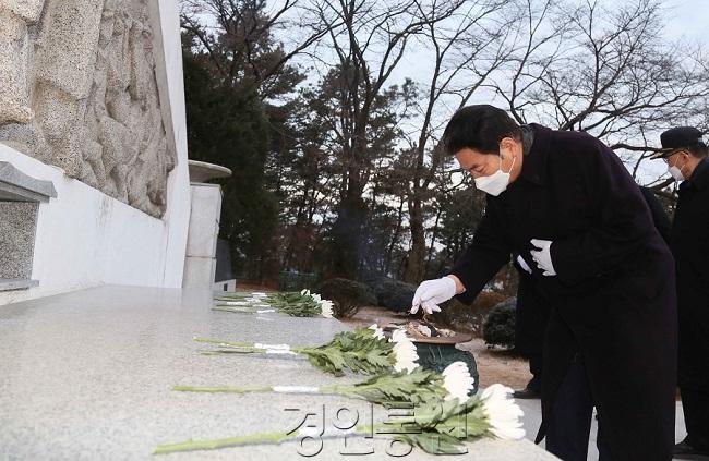 1. 백군기 용인시장이 1일 용인중앙공원을 방문해 현충탑에 분향하고 있다..JPG