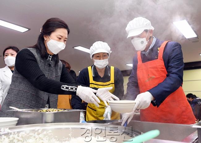 4. 윤화섭 안산시장이 4일 시청 구내식당에서 직원들에게 떡국을 배식하고 있다 (1).jpg