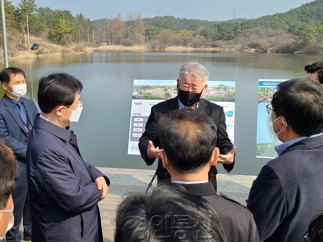 김우남 회장 영천경마공원 사업부지 시찰.jpg