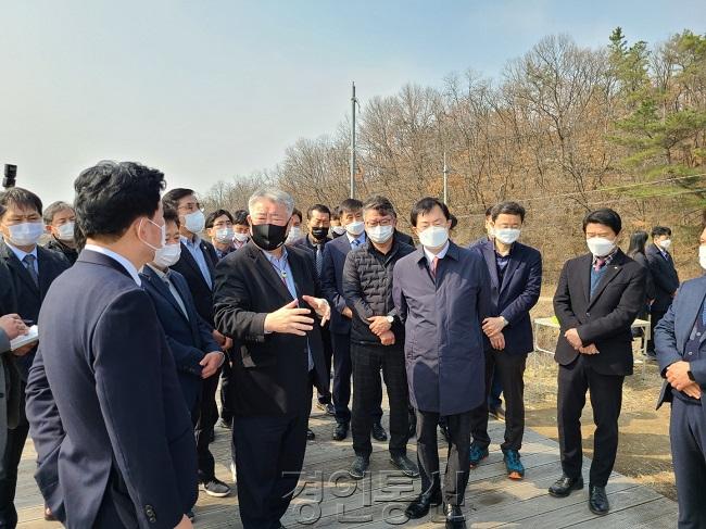 김우남 회장 영천 경마공원 사업부지 시찰 (2).jpg