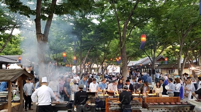 2018년+한국민속촌에서+열린+‘삼성전자+글로벌+리테일+콘퍼런스+만찬’(2).jpg