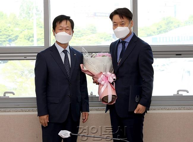 2021.05.03 신임 상임이사 사령장교부-005 copy.jpg