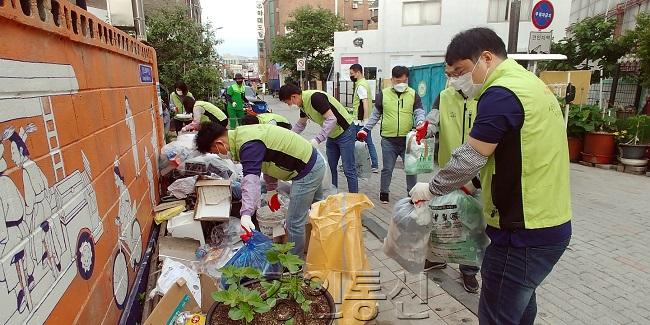 사진자료_수원문화재단 행궁동 무단투기된 쓰레기 분리 작업 참여 (5).jpg