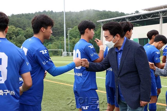 백군기 용인시장이 지난 26일 '2021년 경기도 꿈나무 초·중·고 축구대회’가 열린 용인시축구센터를 방문해 경기에 출전하는 U18덕영 선수들을 응원하고 있다..jpg