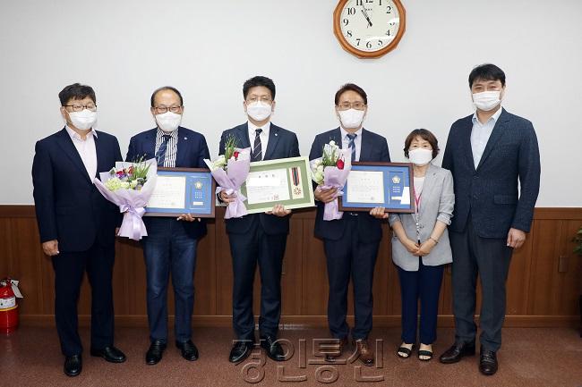 20210804_수원시의회 조석환 의장, 시은소교회 지역사회발전 유공자 표창 수여 (2).jpg