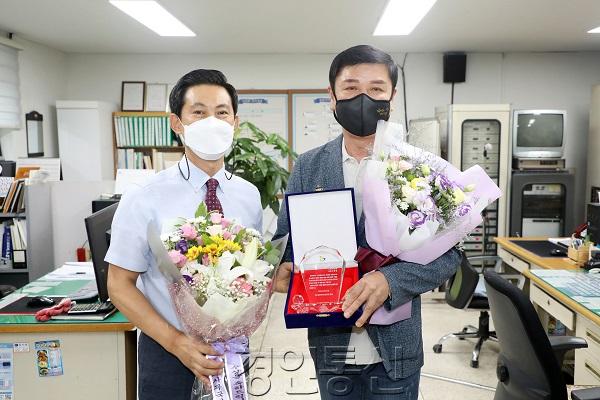 20210823_수원시의회 유재광 의원, 구운동 성원아파트 입주자 대표회로부터 감사패 받아.jpg