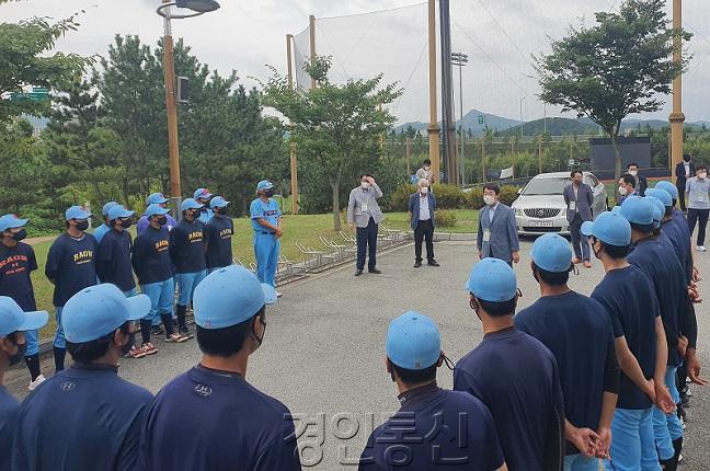 210822 평택(의회) 평택시의회 홍선의 의장, 제55회 대통령배 전국고교야구대회 라온고 결승전 격려.jpg