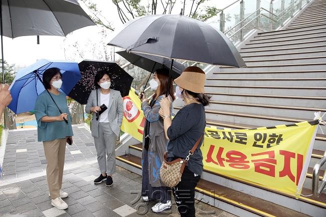 20210823_수원시의회 이혜련 의원, 수원초교 통학로 현장 방문 (2).jpg