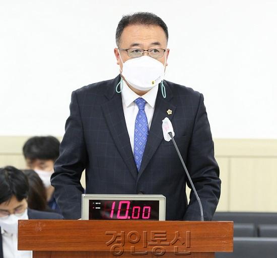 210903 이종인 의원, '경기도 정책실명제 운영 조례 일부개정조례안' 상임위 통과.jpg