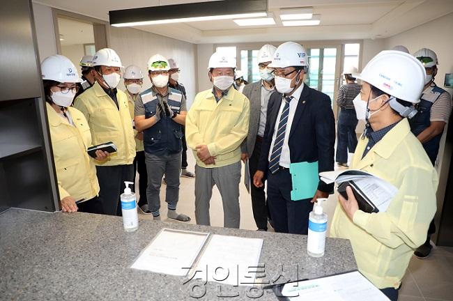 20211001_수원시의회 도시환경위, 팔달8구역 주택재개발정비사업 현장 점검 나서 (4).jpg