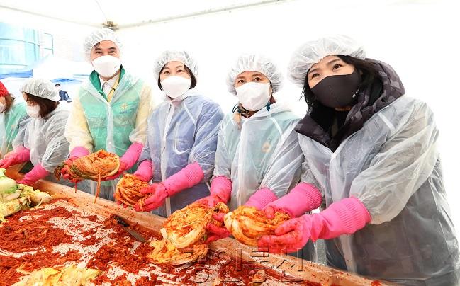 사진2-2. 2021 사랑담은 맛있는 김치나눔(화성시 새마을회).JPG