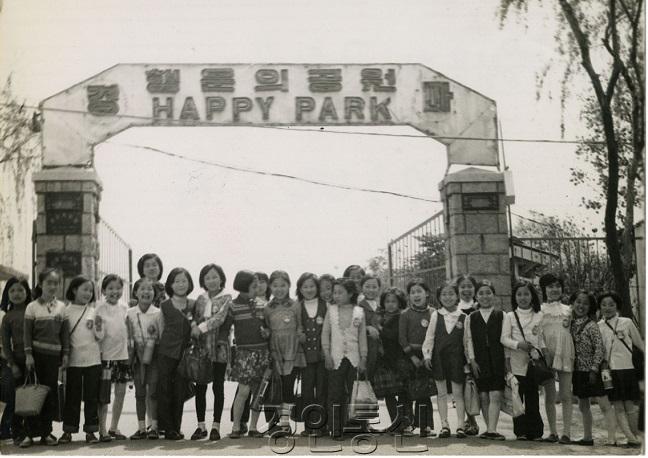 (단신2) 한국마사회, 한국경마 100년 기념 유물 구입(1973년 경마공원 소풍 기념사진).jpg