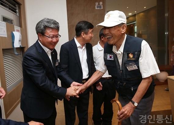 12일 제암리 순국 유적지에서 열린 광복 70주년 행사에서 채인석 시장이 강제동원피해자 류지면 옹과 인사를 나누고 있다.jpg