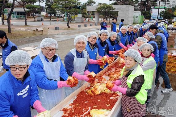 22사랑나눔 김장축제 삼성전자김장담그기 (1).jpg