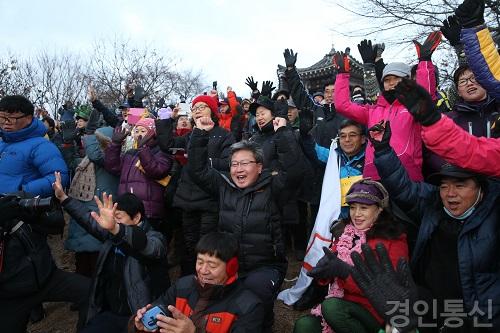 22 시민들과 함성을 외치고 있는 채인석 시장.jpg