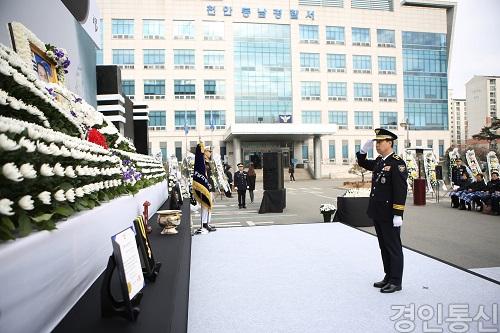 김재원 충남경찰청장이 故 김용관 경감 영결식에서 고인에게 인사를 하고 있다..jpg