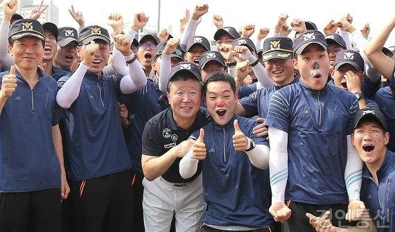 김양제 경기남부경찰청장이 제7회 경기남부청장배 의경 한마음체육대회에 참석 대원들을 격려하며 기념사진을 촬영하고 있다 (4).jpg