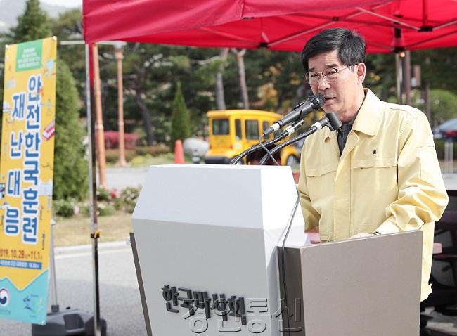 안전은 아무리 강조해도 지나치지않다_안전훈련중인 김낙순 한국마사회장.jpg