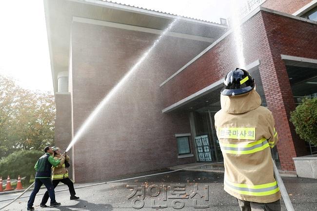 안전한국훈련 중 화재진압중인 한국마사회.jpg