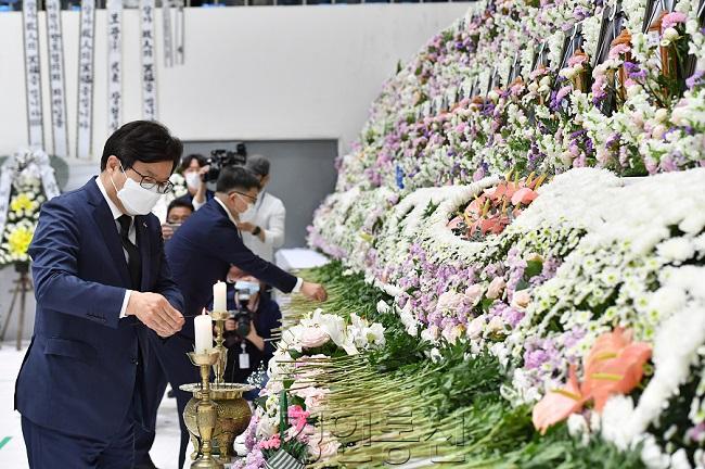 염태영 시장, 이천 물류창고 화재 희생자 합동분향소 조문 1.jpg