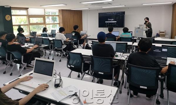 2-2 오산메이커교육센터 또래씨앗리더 12명 배출.jpg