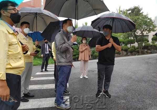 0810 임태희교육감, 폭우피해 학교 찾아 안전 점검(사진2).jpg