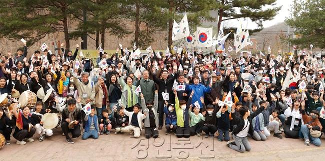 2.이상일 용인특례시장이 25일 수지 머내만세운동 기념행사 참자가들과 만세삼창을 외치며 기념촬영을 하고 있다.jpg