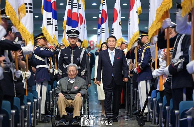 1 15일 윤석열 대통령 부부는 제78주년 광복절 경축식에 참석했다..jpg