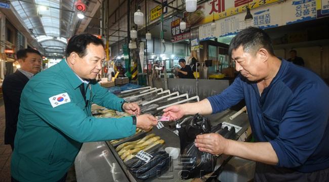 1-2 오색시장 찾아간 이권재 오산시장, 수산업 안전점검·수산물 구매 독려.jpg